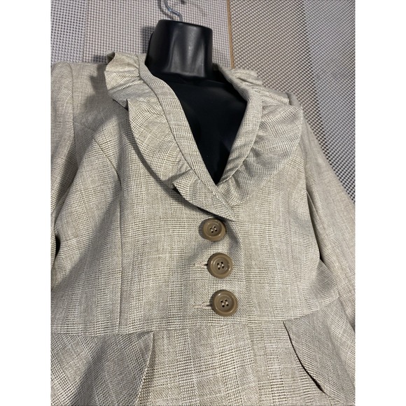 T.Milano Ruffled Neck Blazer Womens 3 Button Size 8 Tan - Picture 4 of 4